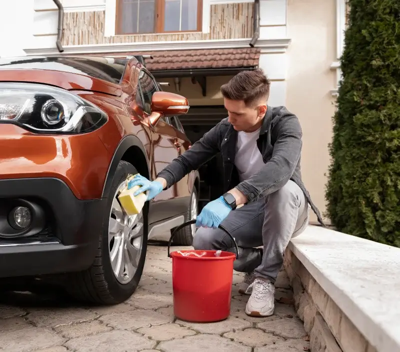 Lavage auto à domicile Le Masnau-Massuguiès : professionnel intervenant sur un véhicule